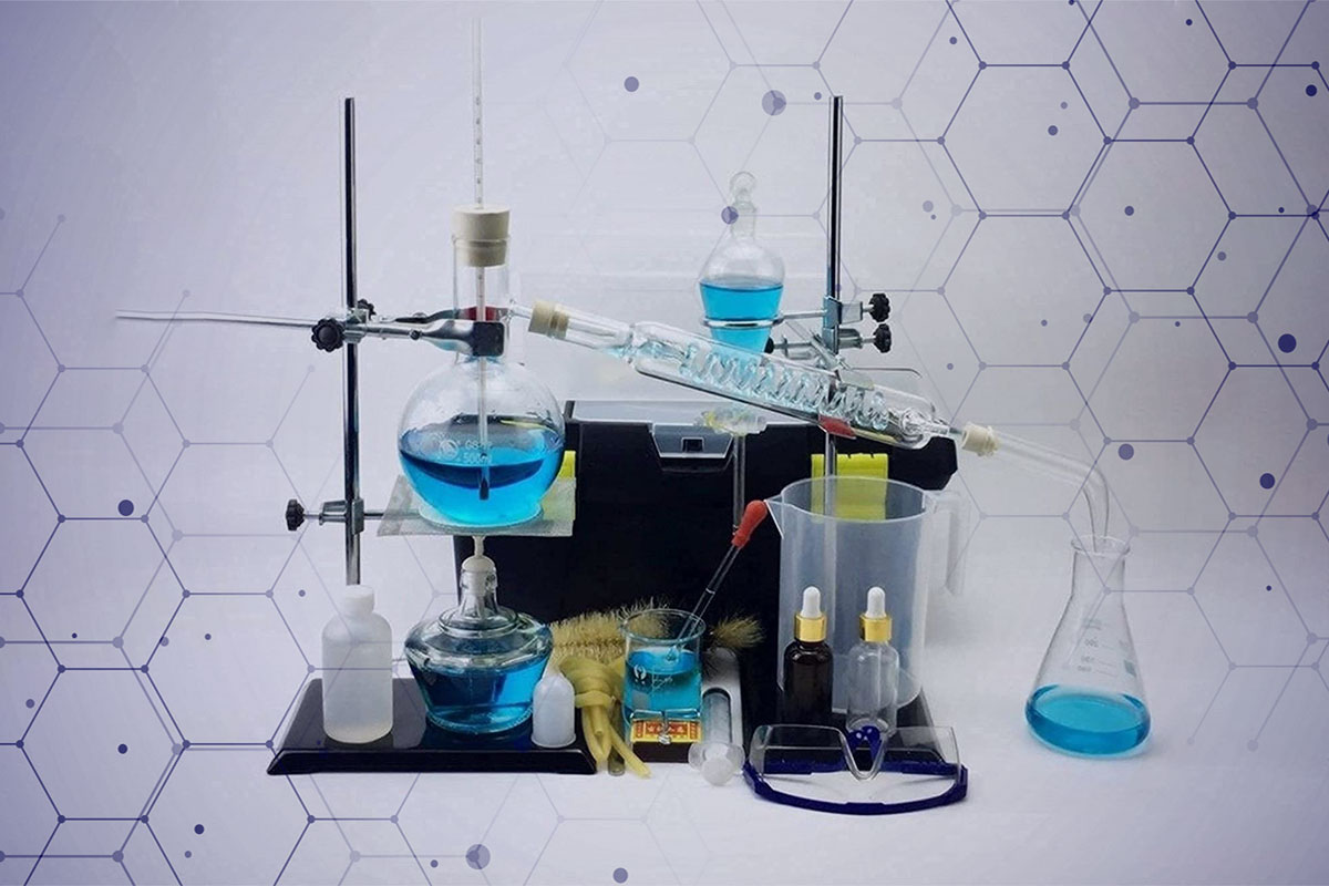 چند نمونه تجهیزات آزمایشگاه بیوشیمی که در کنار یکدیگر داخل یک آزمایشگاه بیوشیمی قرار گرفته‌اند.